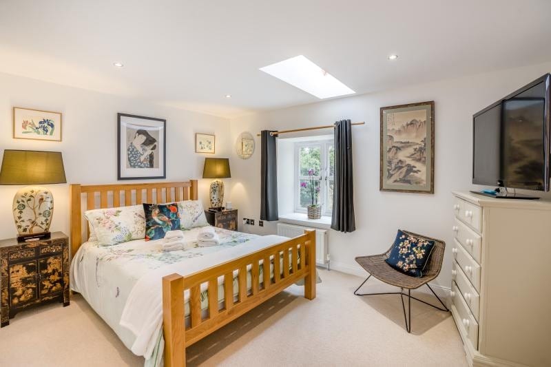 The Heather Room — king bedroom